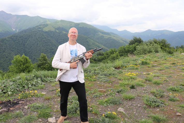 Es existieren Bilder dieser Reise, auf denen Roman mit einem Gewehr posiert – offenbar scheute er nicht, sich in Kriegsgebieten bewaffnet ablichten zu lassen. #NoAfD #AfD