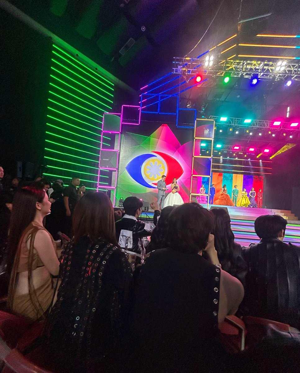KathyinParis's tweet photo. hindi talaga uso sa knilang dalawa ang “space” nuh?😏

#CarTon https://t.co/GQnBMQyF0t
