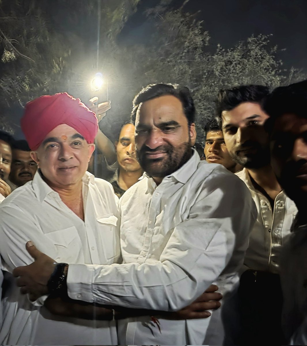 hanumanbeniwal's tweet photo. आज बाड़मेर - जैसलमेर से पूर्व सांसद श्री मानवेंद्र सिंह जी जसोल के पुत्र के विवाह उपरांत बालोतरा जिले के तेमावास (जसोल) में आयोजित आशीर्वाद समारोह में सम्मिलित होकर जसोल परिवार को शुभकामनाएं दी |
@ManvendraJasol https://t.co/nBeBCadBgl