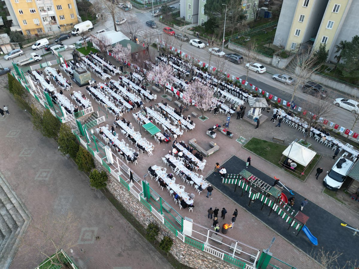 Ramazan akşamları, paylaşılan bir lokmayla anlam kazanır.

Yeni Mahalle’mizde kurduğumuz sokak iftarında; AK Parti Bursa Milletvekilimiz Mustafa Yavuz, Bulgaristan Bursa Konsolosu ve Bulgaristan’dan gelen misafir heyetin katılımıyla, hemşehrilerimizle aynı sofrada buluştuk.