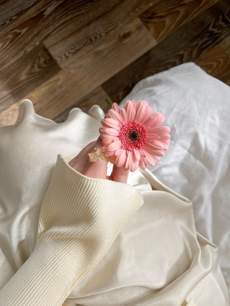 ابقَ مع من يشعر بك،
فبعض القلوب لا تحبك فقط
 بل تسكنك،
تلتقط وجعك من نبرة،
وتربّت على روحك دون سؤال،
لأن الشعور الصادق
حبّ لا يحتاج أن يُقال.