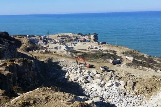 Arkeolojik sit alanı mı? Kıyı kanunu mu? Kültür mirası mı? Bunlar Sinop Ayancık’ta Rusya’ya taş satmanın önünde engel olamadı. 

Tarih satılık değildir.