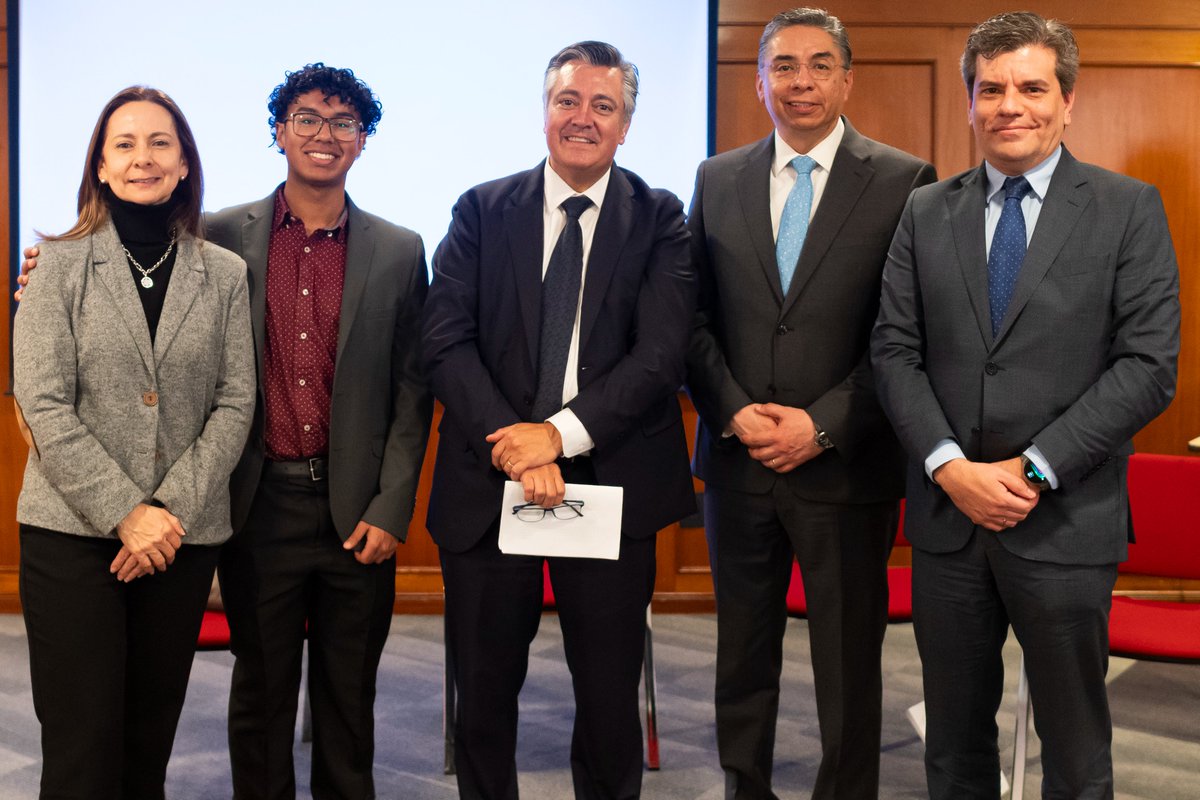 IvanDuque's tweet photo. Hace algunos días, @fimasd_org realizó un #ThinkLab para analizar la transformación tecnológica, la crisis de empleabilidad juvenil y la transición demográfica en EE. UU. y Colombia.
Una conclusión es clara: la universidad debe evolucionar para conectar las expectativas de las nuevas generaciones con las habilidades y oportunidades del futuro, fortaleciendo el puente entre educación y sector productivo.
Expertos de UIW Texas (@uiwcardinals) , la UDCA (@SomosUDCA) y la Universidad Católica de Colombia (@UCatolicaCo) abrieron un diálogo binacional para repensar el rol de la educación superior frente a los retos del talento del siglo XXI.