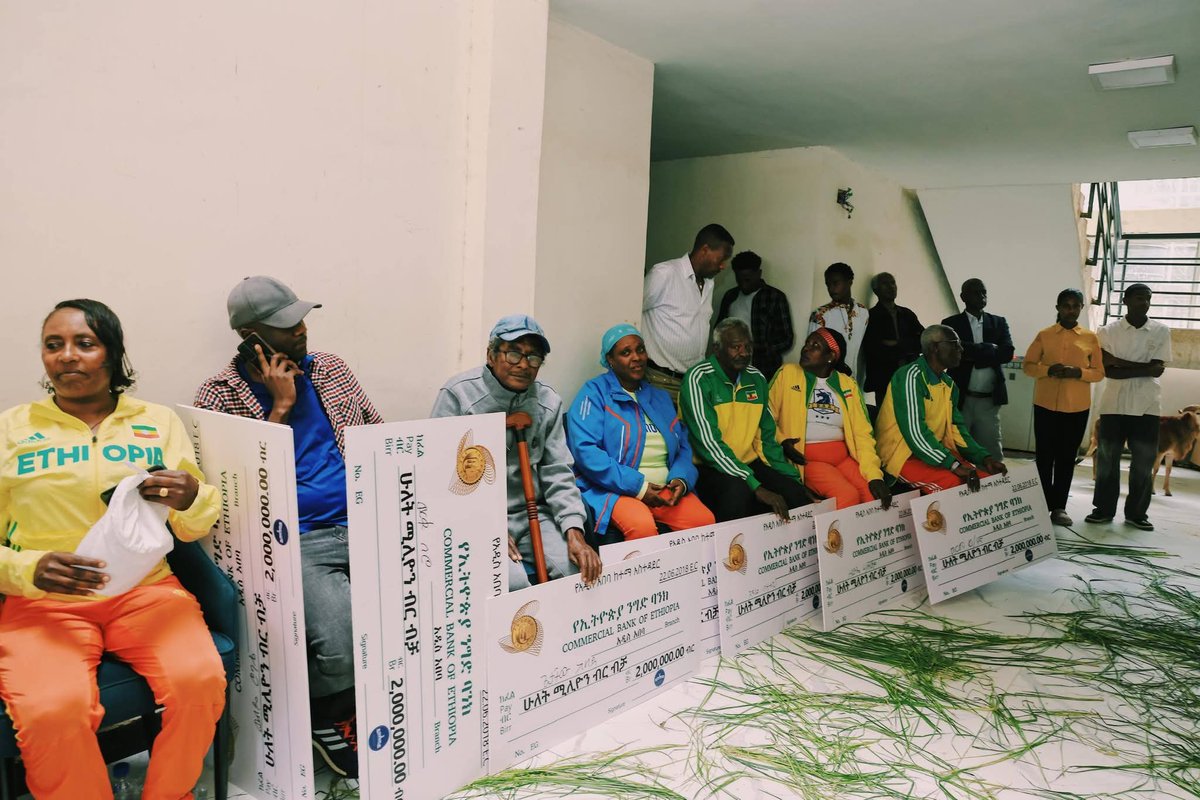 AdanechAbiebie's tweet photo. ዛሬ የሀገር ባለውለታና የብሔራዊ ኩራታችን ለሆኑ አንጋፋ ጀግኖች አትሌቶቻችን ድጋፍ አድርገናል። 

ለአትሌት ኮማንደር ጌጤ ኡርጌ የ10 ሚሊዮን ብር፣ ባለ 3 መኝታ ቤት ከሙሉ እቃ ጋር እና የህክምና ድጋፍ ተበርክቶላታል። 
በተጨማሪም ለጀግኖቻችን ዋሚ ቢራቱ፣ አጥሬ በዛብህ፣ ሸዋንግዛው ወርቁ፣ ወርቁ በሮ፣ ግርማ ወ/ሃና፣ ሸምሱ ሀሰን፣ ሻይቱ ሽፈራው፣ ዘውዴ ሀ/ማሪያም፣ ጌታቸው ከበደ እና ወልዴ ሮባሌ ለእያንዳንዳቸው የ2 ሚሊዮን ብር ድጋፍ አድርገናል።

ፈጣሪ ኢትዮዽያን እና ሕዝቦቿን ይባርክ !