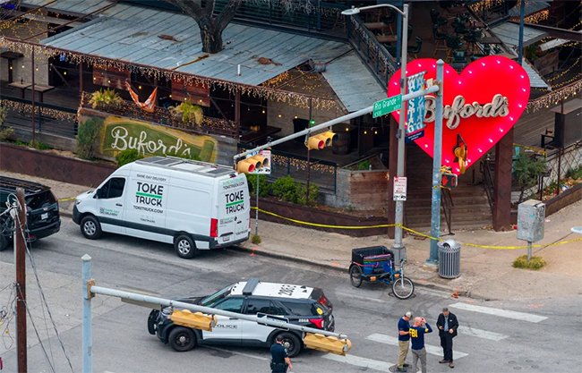 Radio_Zocalo's tweet image. Tres muertos y 14 heridos en tiroteo en bar de Austin, Texas; FBI investiga posible nexo terrorista
radiozocalo.com.mx/689695/
#Tiroteo #AustinTx #Lesionados