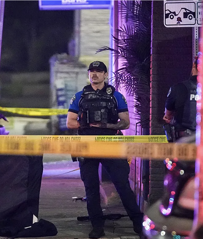 🚨🇺🇸 ALERTE INFO | Une FUSILLADE à Austin (Texas) a fait 3 morts et 14 blessés dans un bar du centre-ville. Le suspect, un citoyen américain de 53 ans naturalisé né au Sénégal, portait un vêtement faisant référence à « Allah ». (Fox News)
