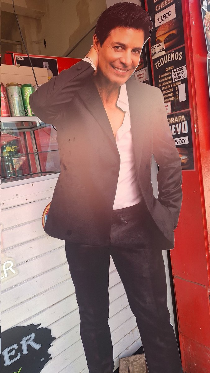 fonsimaru20's tweet photo. @CHAYANNEMUSIC Por acá a la vuelta del movistar hay una gigantografia tuya 🤣Atendido por chayanne el local 🤣🤣🫶🏻 https://t.co/dVpyrAwVxt