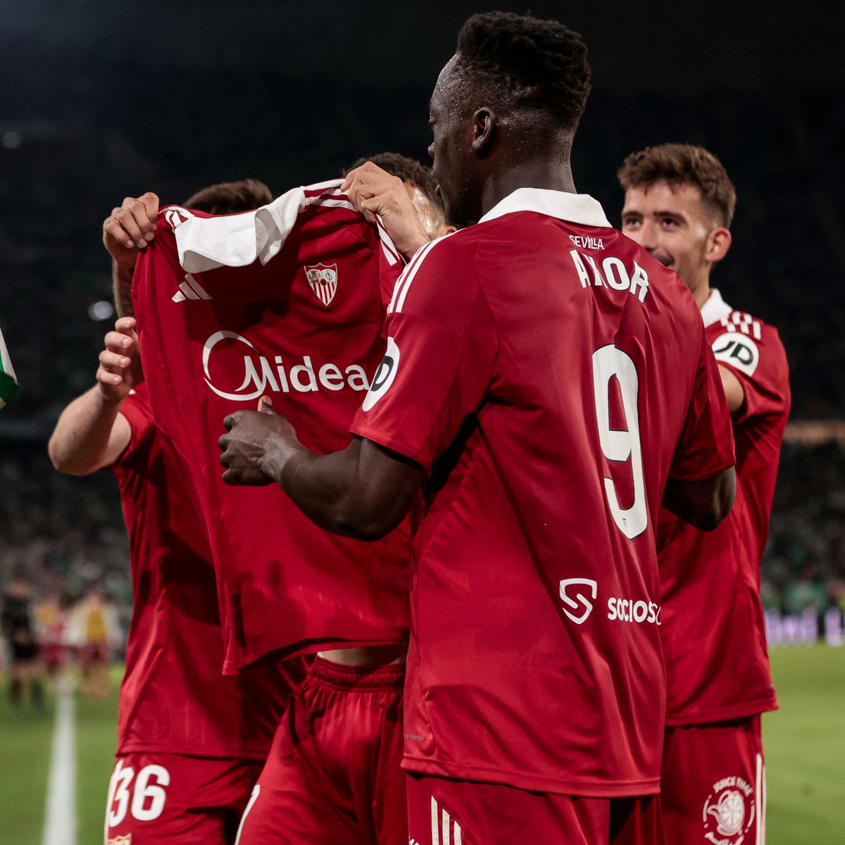 Dicen que nunca se rinde...

❤ ¡El <a href="/SevillaFC/">Sevilla Fútbol Club</a> empata #ElGranDerbi por medio de Isaac Romero!

#LALIGAEASPORTS