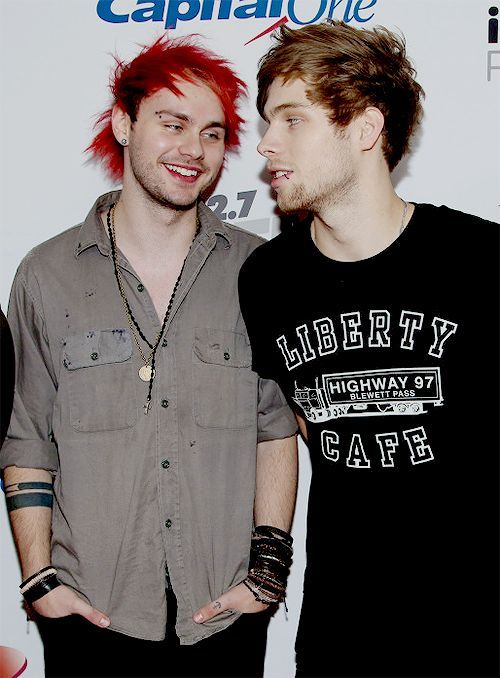 lxvely_luke's tweet photo. Sooo since everyone is posting about muke... I'm jumping on the bandwagon MICHAEL HAS ALWAYS LOOKED AT LUKE LIKE HE'S THE FUCKING UNIVERSSSSS IN DISGUISE 🫠🫠🫠 #mukemarch #muke #5sos #lukehemmings #michaelclifford #mukeaf https://t.co/JHQlJHHPf2