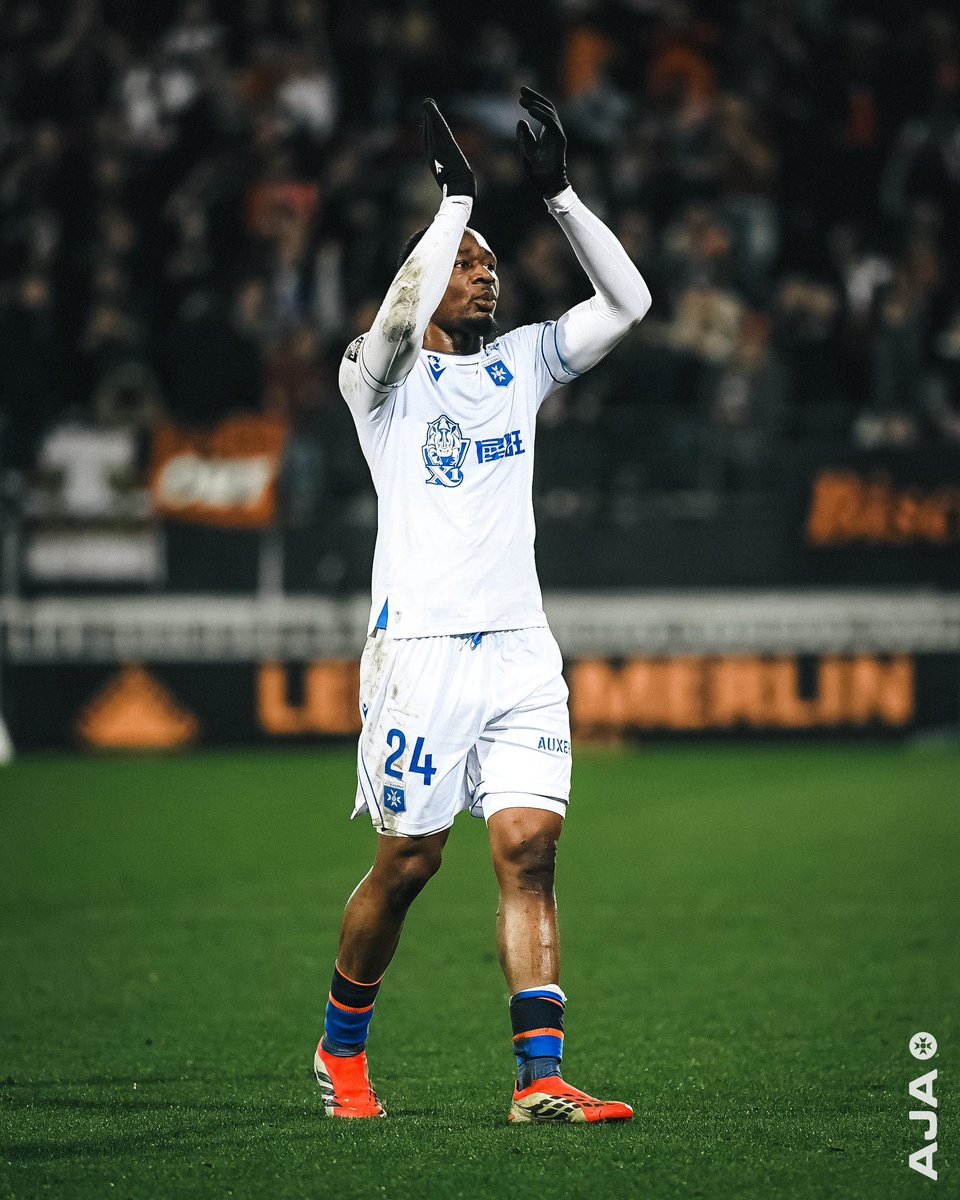 AJA's tweet photo. 👏 Un point pris 𝐄𝐍𝐒𝐄𝐌𝐁𝐋𝐄 💙🤍
#TeamAJA #FCLAJA https://t.co/8giFqSm71x
