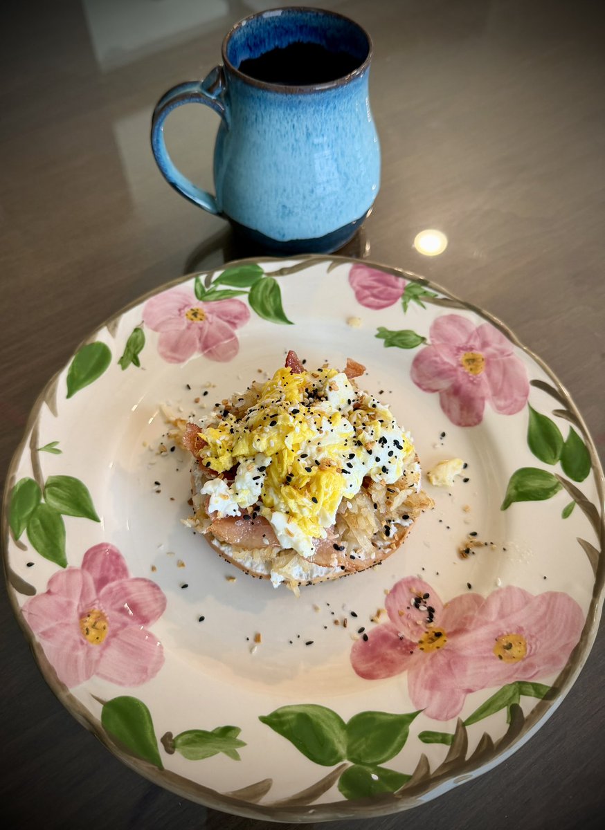 mlzema's tweet image. #TwitterSupperClub
#SundayBrunch!

“Everything But The Bagel” Sesame Seasoning on top of a Lightly Scrambled Egg on top of Bacon on top of Hash Browns on top of Cream Cheese on top of a Toasted Everything Bagel
Cafe Americano made by my SIL (former Barista!)