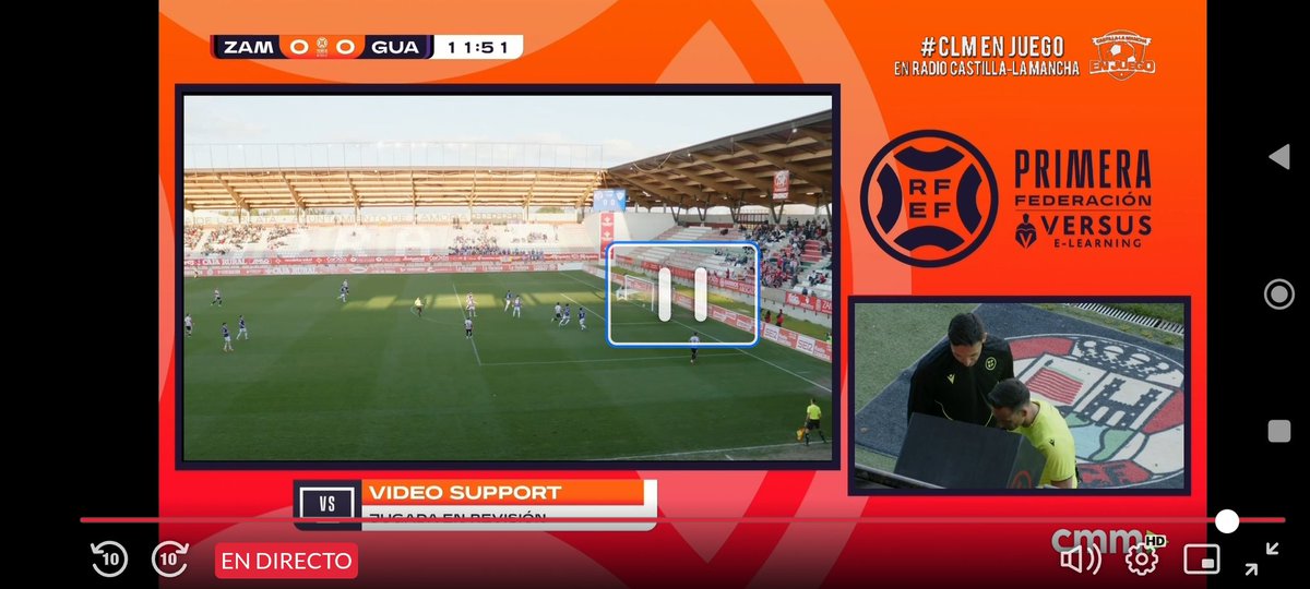 Aaroncr26's tweet photo. @GolSinVAR @ZCFoficial @deporguada Está es la toma que le han puesto al árbitro desde el Var. Es indignante y frustrante, como se puede tomar una decisión desde ese punto de vista. Los árbitros no son malos, son todos uno peor que el anterior y así cada semana https://t.co/NnGRB0Aoxg