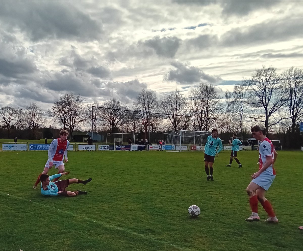 Derby's trekken zich niets aan van de ranglijst. Dat bleek vanmiddag maar weer eens op It Heidefjild in Jubbega, waar de vele toeschouwers zagen dat <a href="/vvjubbega/">VV Jubbega</a>,  degradatiekandidaat, de koploper @vvgorredijk met liefst 5-1 omver kegelde!
#groundhopping <a href="/KNVBNoord/">KNVB Noord</a>