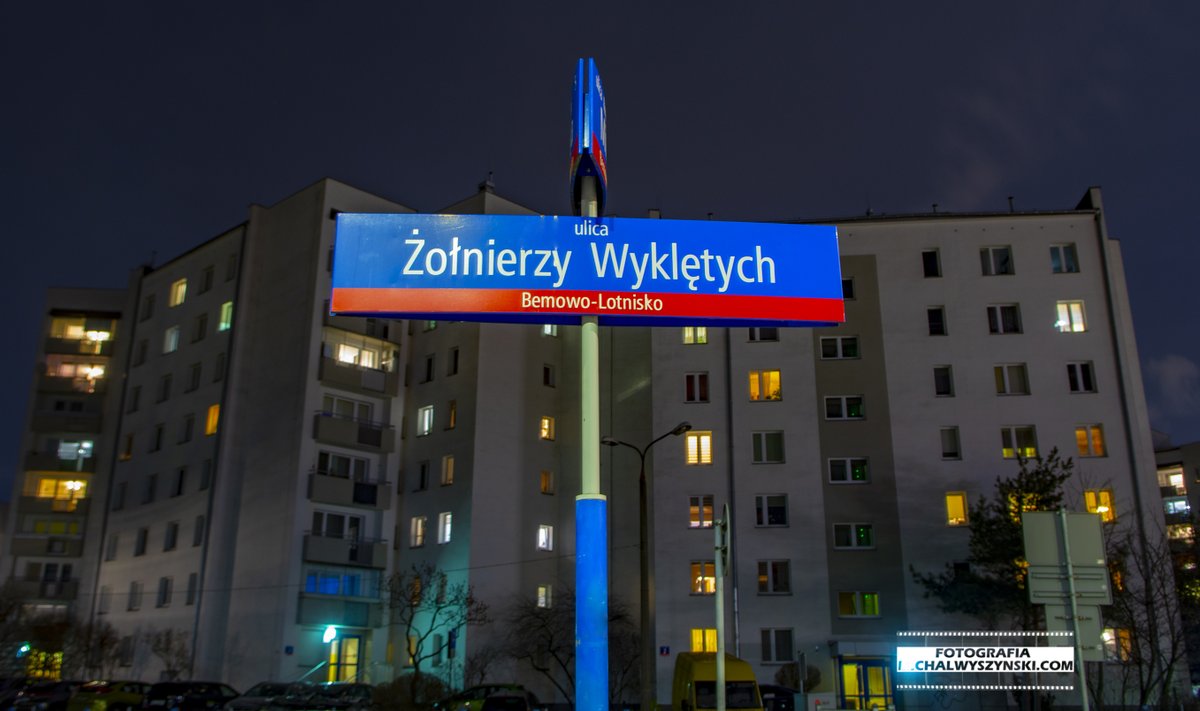 Z okazji Narodowego Dnia Pamięci Żołnierzy Wyklętych, delegacja kibiców Legii Warszawa złożyła tradycyjny wieniec przy Pomniku Żołnierzy Wyklętych na warszawskim Bemowie. Żołnierze Wyklęci, Żołnierze Niezłomni.
#Żołnierzewyklęci Cześć i chwała Bohaterom!