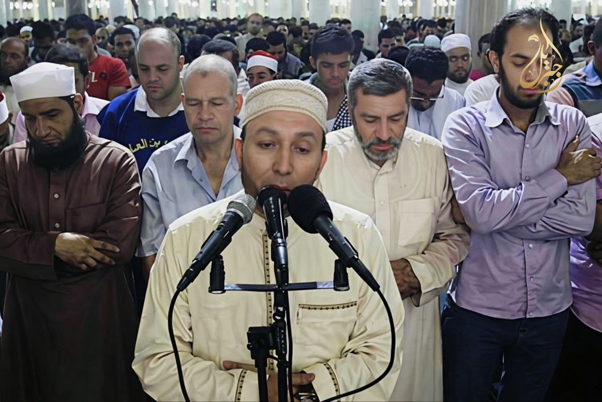 دولة التلاوة 16
السلام عليكم ورحمة الله 

( الإمامة بين الجواز الفقهي ومسؤولية التصدّر ) 

دائمًا ما أتوقف أمام ظاهرة قراءة بعض الأئمة والقراء المتصدرين من المصحف أثناء الصلاة، خصوصًا في التراويح، بينما يُختصر النقاش غالبًا في عبارة: الأمر جائز فقهيًا.

والحقيقة أن المسألة لم تكن