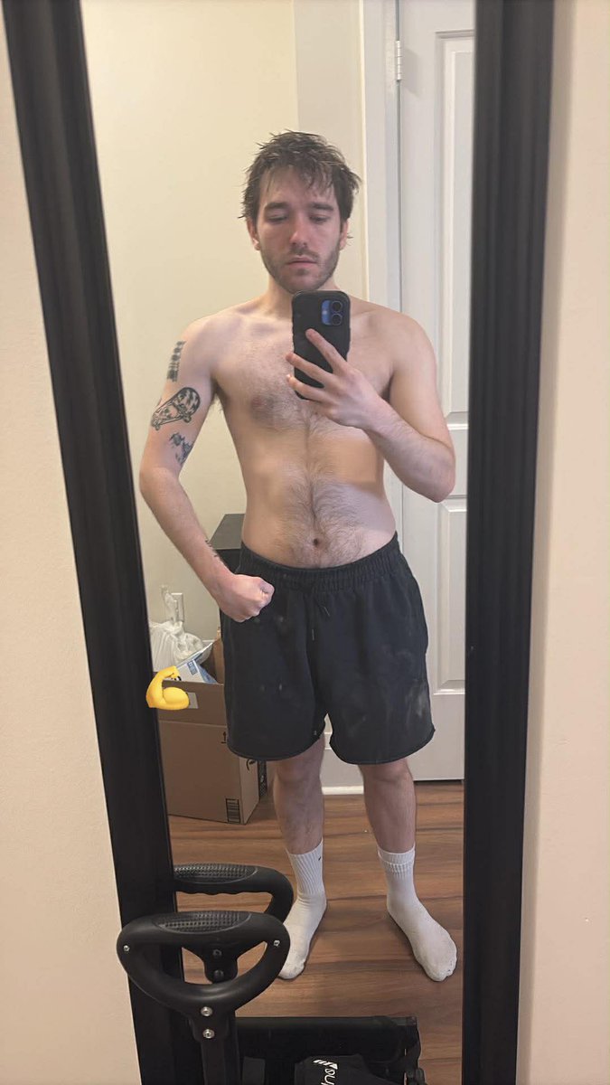 1 YEAR SOBER

lost a bunch of weight and i’m back in the gym as of 3 weeks ago, posting this pic as motivation

when i’m 2 years sober imma frame mog zain 🙏