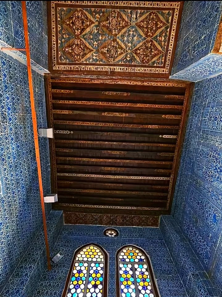 egypt_700's tweet photo. الجامع الازرق  عمره 680 عام تقريبا القاهرة القديمة اللوحة للفنان لودفيج دويتش لجامع «آق سنقر» الشهير  بالجامع الأزرق
و هو مسجد مبني على طراز معماری فرید یزین شارع باب  الوزير بمنطقة الدرب الأحمر في القاهرة
بناه الأمير «آق سنقر الناصري وهو واحد من أمراء https://t.co/MbnPP6PXb1