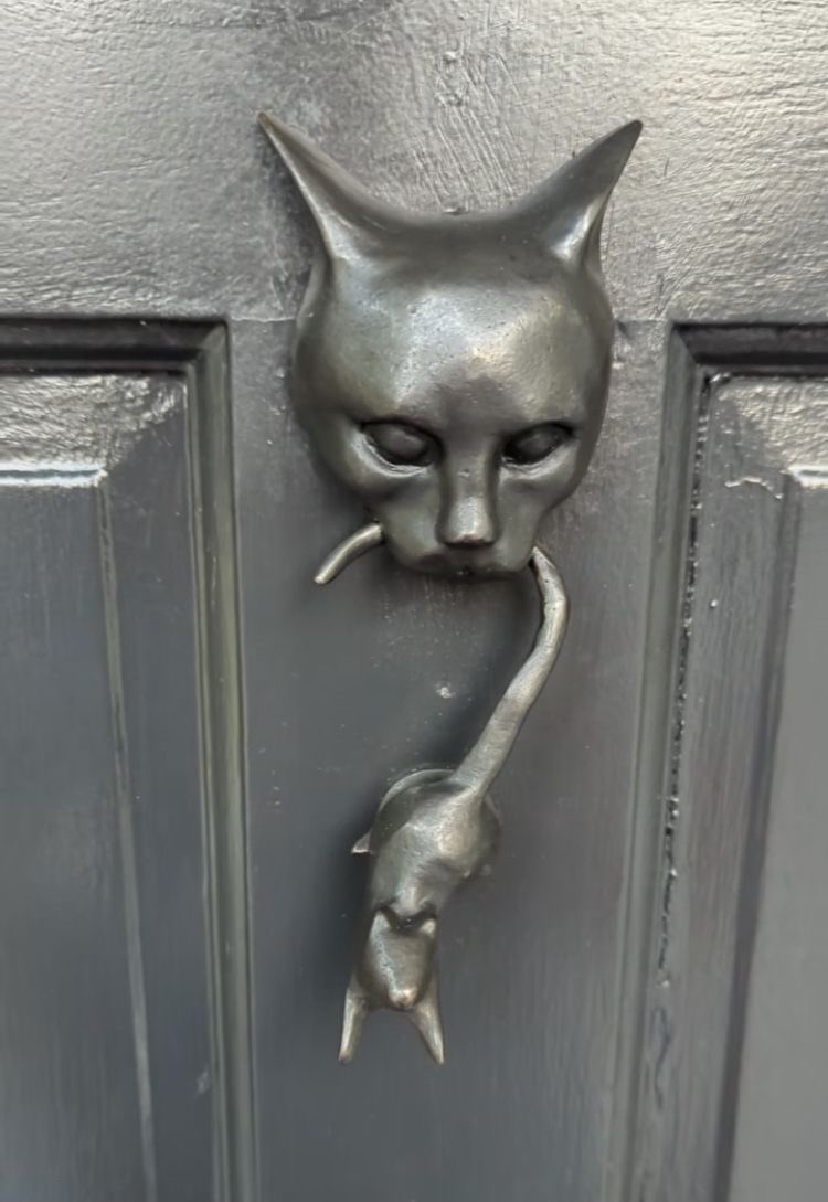 this door knob is sooo cool