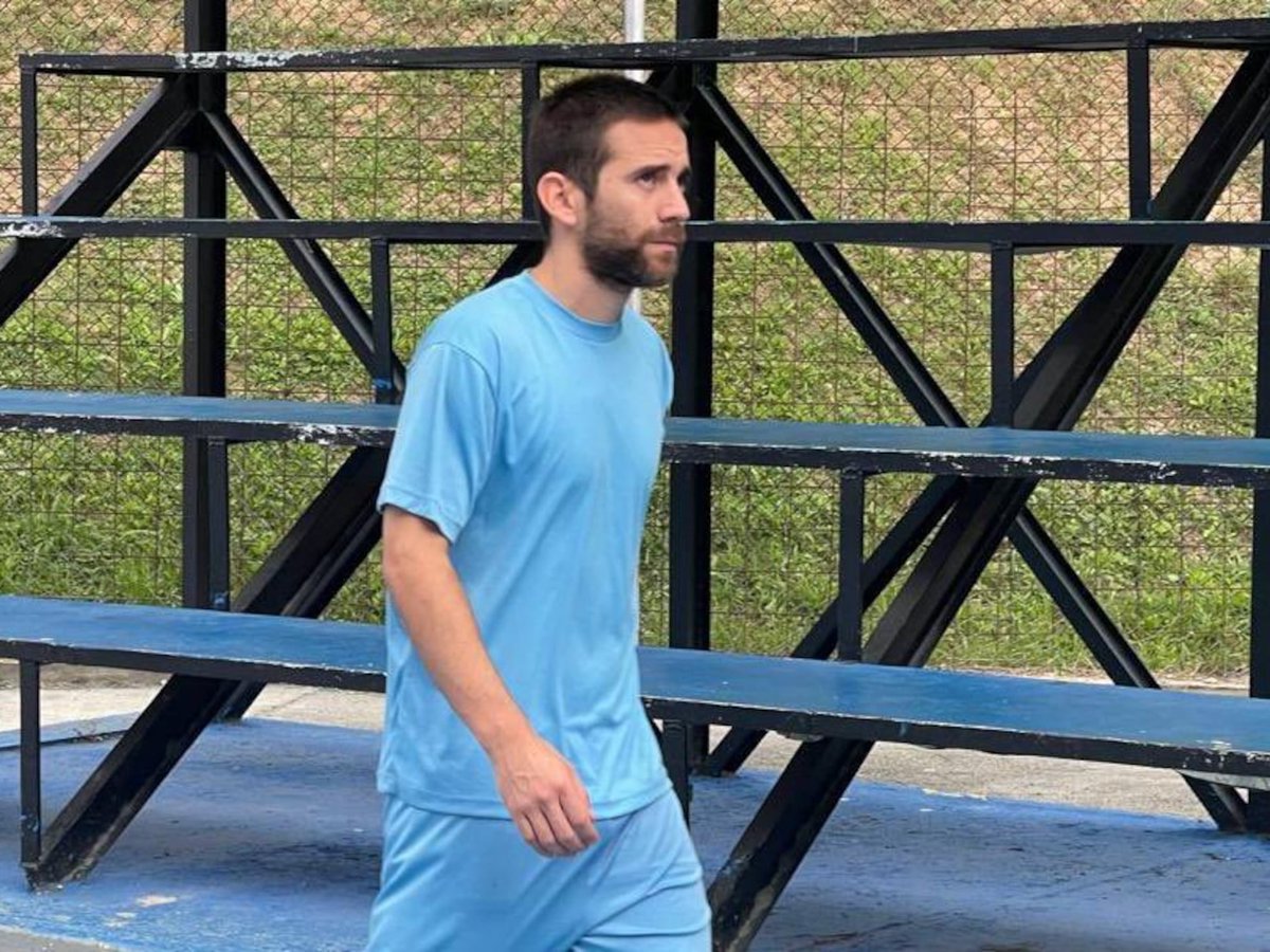 SeirContreras's tweet photo. Última Hora | Se despidió de sus compañeros y fue trasladado con rumbo desconocido. Nahuel Gallo, el gendarme argentino secuestrado por la dictadura venezolana, estaría por recuperar su libertad. Hubo visita diplomática a los extranjeros que permanecen en El Rodeo. https://t.co/z6py0XbhXa