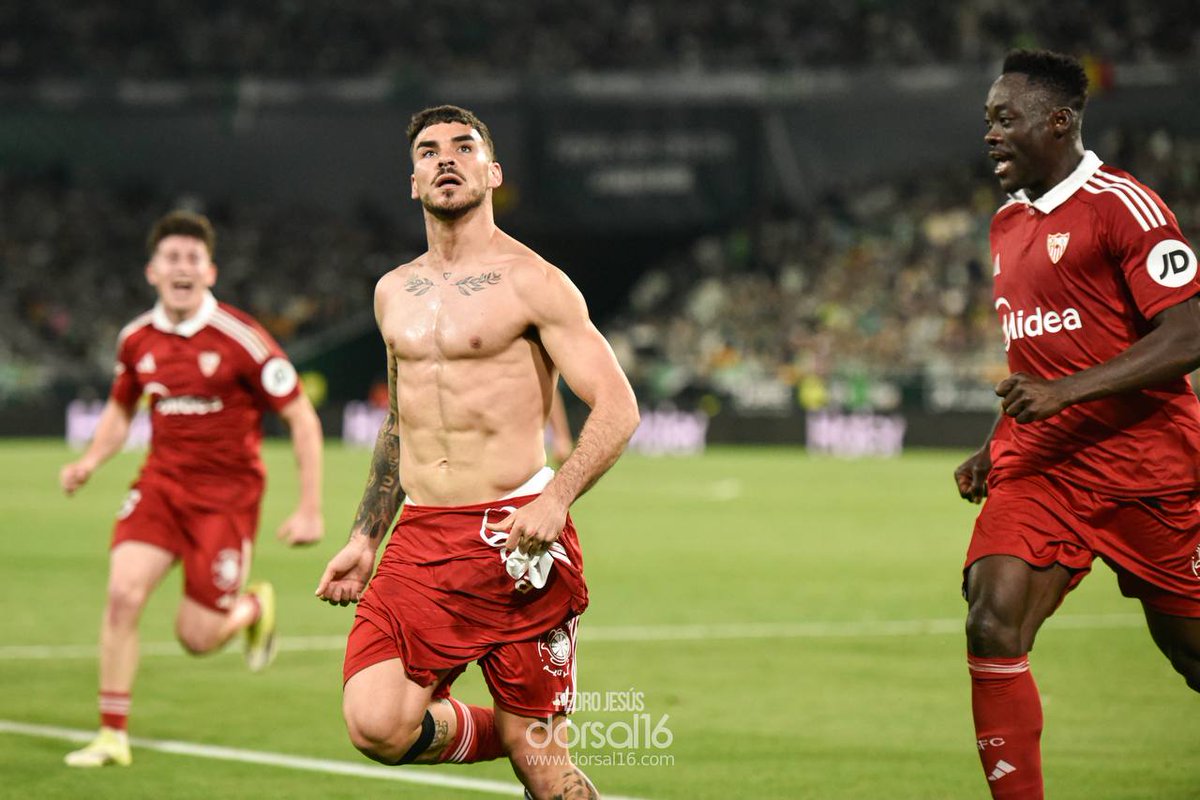 dorsal16_'s tweet photo. 🔝 La imagen del derbi. Isaac celebró por todo lo alto el tanto que rescató un punto de oro para el Sevilla FC en el Estadio de La Cartuja.

Punto de fe y un gol que se gritó con el alma en el tramo final del encuentro. 🔥⚽️

📸  @_peedrojesus1

#Dorsal16 #BetisSevilla #LaLiga #SevillaFC #ElGranDerbi