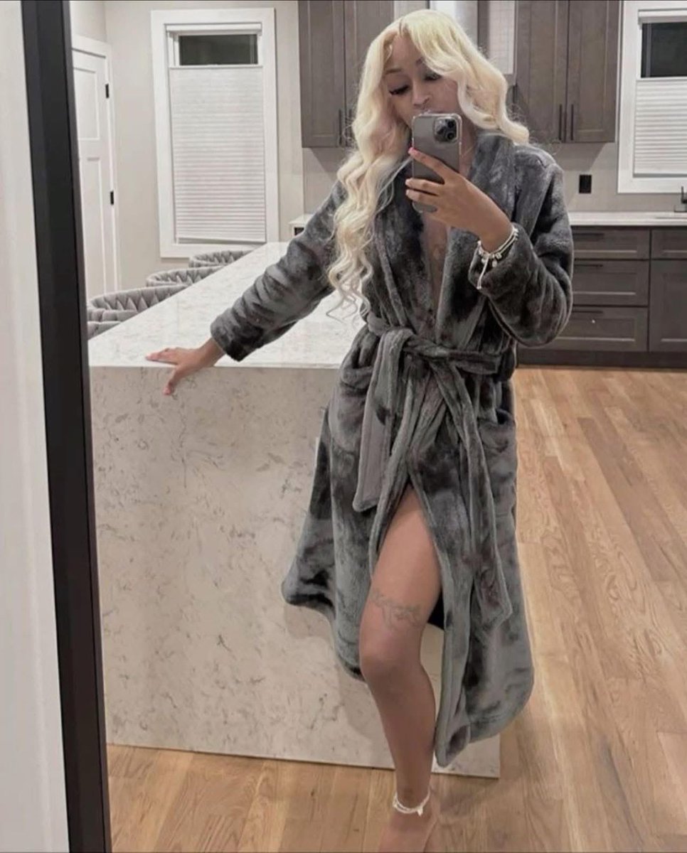 I hate wearing clothes I be walking around in my robe all day 😫💗