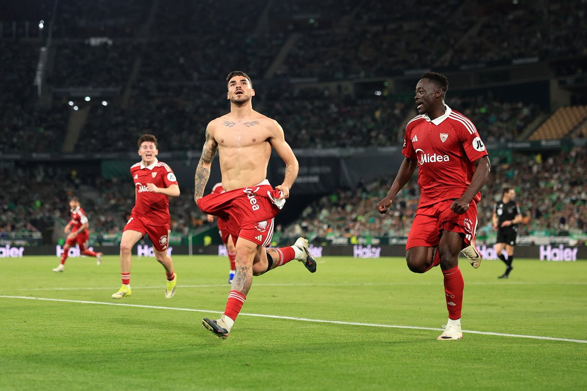 Este partido lo perdíamos contra cualquier equipo menos uno.
Ese que por mucha soberbia que lleven encima, ven el color rojo y entran en PÁNICO.