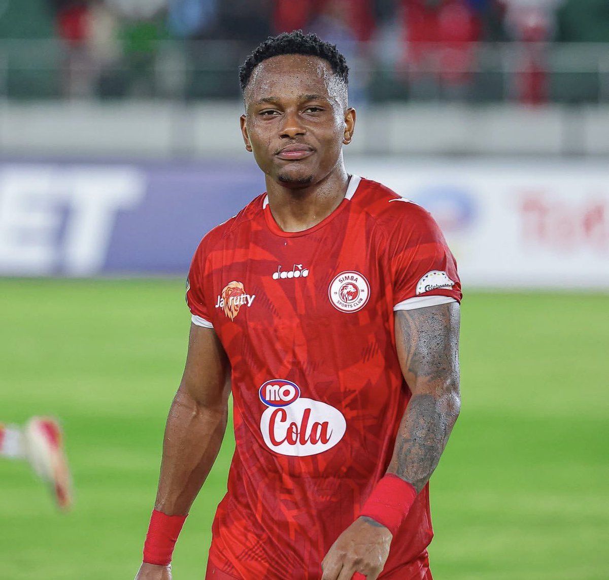 SportsarenatzTz's tweet photo. Naheshimu jasho la Shomari Kapombe, naheshimu sana talanta kwenye miguu ya Fundi Anicet Oura na Libasse Gueye anayezima kokota mpira kama ana laana, 

ila Nickson Kibabage ni Man of the Match, what a talent, what a Player! MAN OF THE MATCH. https://t.co/C11Pv71cZ6