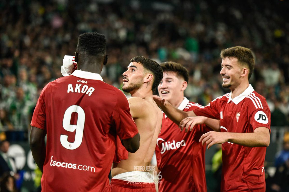 🔝 La imagen del derbi. Isaac celebró por todo lo alto el tanto que rescató un punto de oro para el Sevilla FC en el Estadio de La Cartuja.

Punto de fe y un gol que se gritó con el alma en el tramo final del encuentro. 🔥⚽️

📸  <a href="/_peedrojesus1/">Pedro Jesús</a>

#Dorsal16 #BetisSevilla #LaLiga