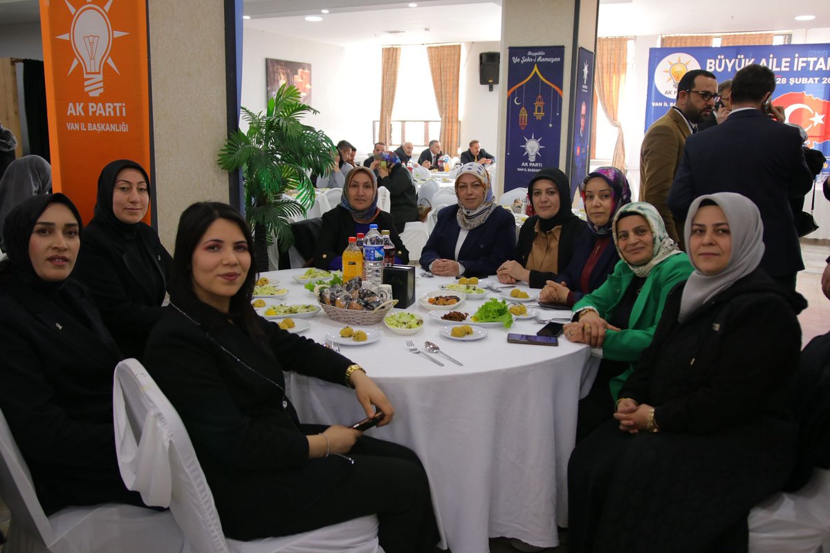 Van Büyük Aile İftar Programı’na, Aile ve Sosyal Hizmetler Bakanımız <a href="/MahinurOzdemir/">Mahinur Özdemir Göktaş</a> ’in katılımlarıyla, Kadın Kolları Başkanımız <a href="/Sevdacicek25/">Sevda Çiçek</a> ile birlikte katılım sağladı. 🌙

<a href="/tugbaisikercan/">Tuğba IŞIK ERCAN</a> <a href="/ArvasAbdulahat/">Abdulahat Arvas</a> <a href="/zerrin_alpaslan/">Zerrin Alpaslan</a> <a href="/AKKADINGM/">AK Parti Kadın Kolları</a> <a href="/akkadinvann/">AK Kadın Van</a> <a href="/agirtass324/">Sevda Gündoğdu</a>