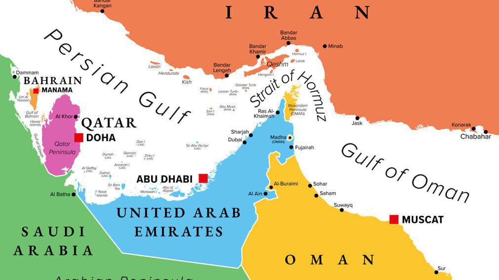 Cryptorealis's tweet photo. PETA JALUR PERDAGANGAN MINYAK

🔸 1. Selat Hormuz (Strait of Hormuz)

Ini adalah jalur paling strategis di dunia untuk ekspor energi:
➡️ Menghubungkan Teluk Persia (Persian Gulf) dengan Gulf of Oman & Samudra Hindia.
➡️ Melewati antara Iran di utara dan Oman / United Arab Emirates di selatan.

🔸 2. Rute dari Selat Hormuz ke India & Asia

Minyak yang keluar dari Selat Hormuz biasanya bergerak melalui:
➡️ Laut Arab → Laut Arabia Sea → Selat Malaka → Asia Timur (China, Jepang, Korea).

🔸 3. Alternatif Darat / Pipa (bypass Hormuz)

Beberapa negara mencoba mengurangi ketergantungan pada Hormuz dengan:
➡️ Habshan–Fujairah oil pipeline (UAE) — pipa dari Habshan ke Pelabuhan Fujairah di Teluk Oman, sehingga tanker bisa keluar tanpa melewati Selat Hormuz

📈 1. Oil supply risk = market risk
Jika Selat Hormuz terganggu atau ditutup:
➡️ potensi spike harga minyak (analis memperkirakan bisa > $100/bl) karena pasokan global terganggu.

OIL saat ini bukan sekadar soal teknikal.
Selama risiko geopolitik di sekitar Strait of Hormuz masih ada, market akan tetap pricing kemungkinan gangguan pasokan.
Secara makro, downside OIL tertahan, sementara upside risk (headline-driven spike) masih terbuka.

Writer : @AfxProf