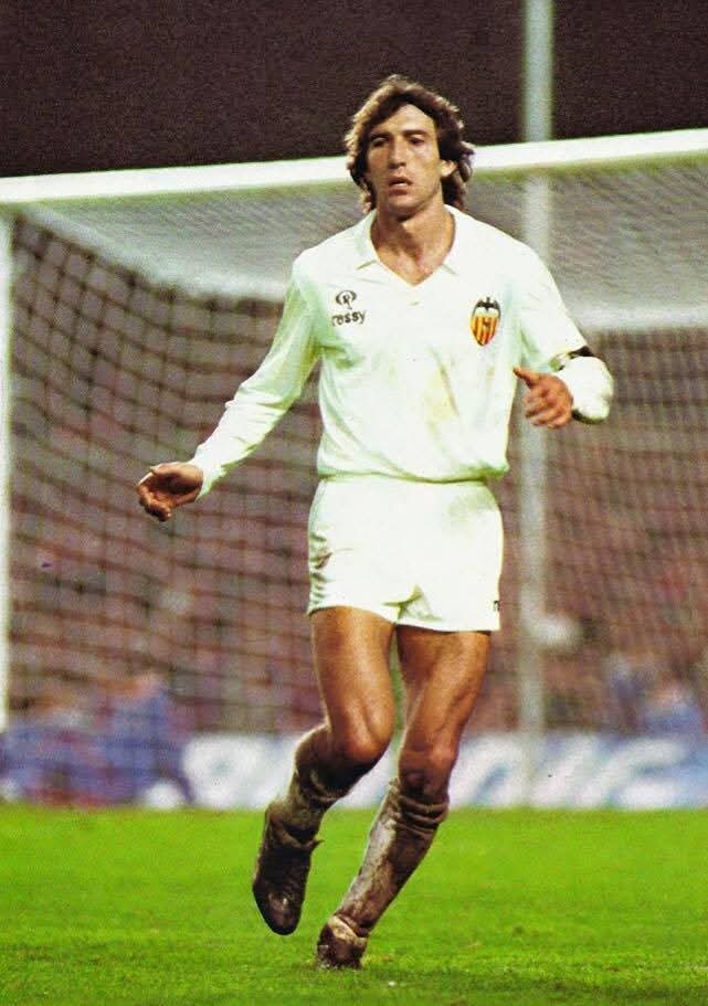 Valencianisme83's tweet photo. ⚪️🦇 @Arias4Ricardo en 1982/83.
‼️La elegáncia de un maestro.🤍
#Ressy #ValenciaCF https://t.co/tRr4uWkl31
