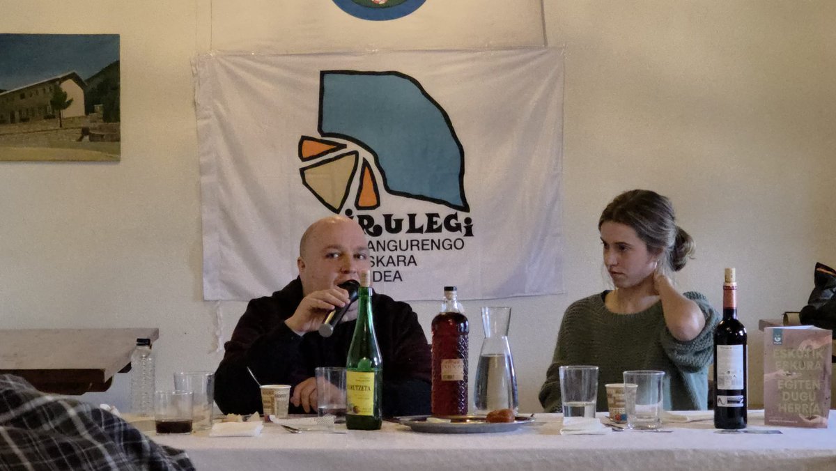 Atzo primeran pasa genuen Aranguren!! Eskerrik asko gerturatu zineten guztiei!! Eta nola ez, sukaldariei!!

#ArangurenIbarreanEuskaraz
#BertsoBazkaria