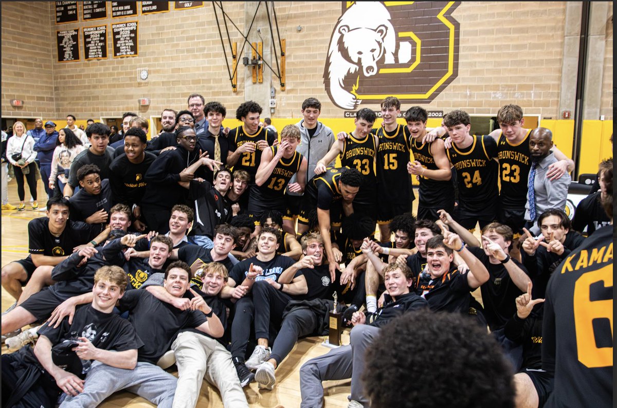 JulianPassman1's tweet photo. Special way to end a special season. So proud of this group! 🐻🐻🐻 https://t.co/oBxa5cdLDu