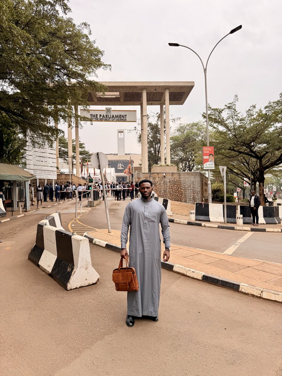 Hon. Elvis Mujuni Kamara tweet media