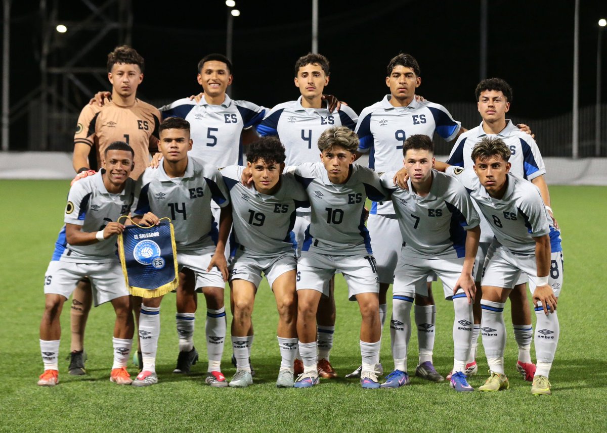 KarstenRivasKRG's tweet photo. A los Muchachos Suspendidos de la Sub-20:
Brandon Ramírez (17), Gerson Robles (17) y Eric Velásquez (19)… el talento no se discute. Lo que pasó sí.
La indisciplina tiene consecuencias. En Selección Nacional no solo se representa un escudo… se representa a un país entero. Y eso exige carácter, respeto y responsabilidad.
Pero algo debe quedar claro:
sus carreras no terminan aquí.
Son jóvenes. La inmadurez puede costar caro, pero también puede convertirse en el punto de quiebre que marque el inicio de una versión más profesional de ustedes mismos.
1️⃣ Den la cara.
Pidan disculpas públicas. A sus compañeros, cuerpo técnico, Federación y afición. La humildad no debilita, fortalece.
2️⃣ Acepten el castigo sin excusas.
Las reglas existen para todos. En la élite no hay privilegios.
3️⃣ Transformen el error en disciplina.
El talento abre puertas, pero la conducta las mantiene abiertas.
4️⃣ Rodéense mejor.
Las decisiones fuera de la cancha pueden destruir lo que se construye dentro de ella.
5️⃣ No pierdan el hambre.
Un tropiezo no define una carrera. La reacción sí.
Y a la Federación:
Justicia proporcional al error. No han cometido un delito. Que se sancione, sí… pero también que se eduque y se acompañe. El fútbol formativo también debe formar personas.
Porque en el fondo…
que tire la primera piedra quien esté libre de pecado.
#Disciplina
#Sub20
#SelecciónNacional
#AprenderParaCrecer
#FútbolSalvadoreño