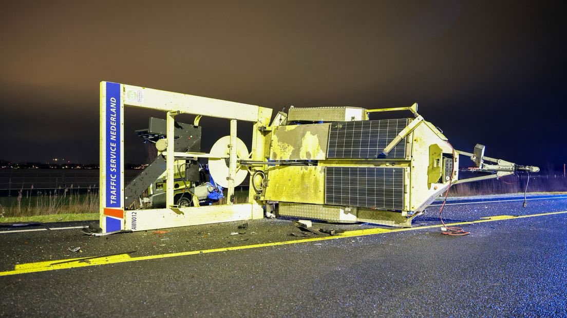 Ongeval op N31 bij Leeuwarden, voertuig botst tegen pijlkar