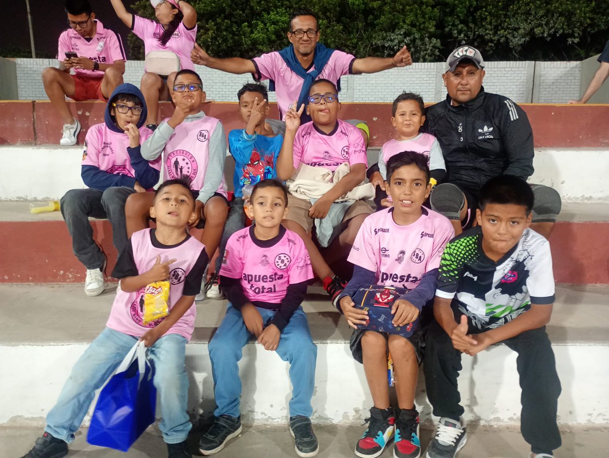 Dninotvengoaver's tweet photo. Los niños de Sarita Colonia y Siberia presentes el sábado en la noche  en el Miguel Grau 🏟
Un agradecimiento a los promotores por su excelente labor.

¡VAMOS BOYS TODA LA VIDA!💪🏽

#DesdeNiñoteVengoaVer
#VamosBoys https://t.co/XFNsf6uHfH