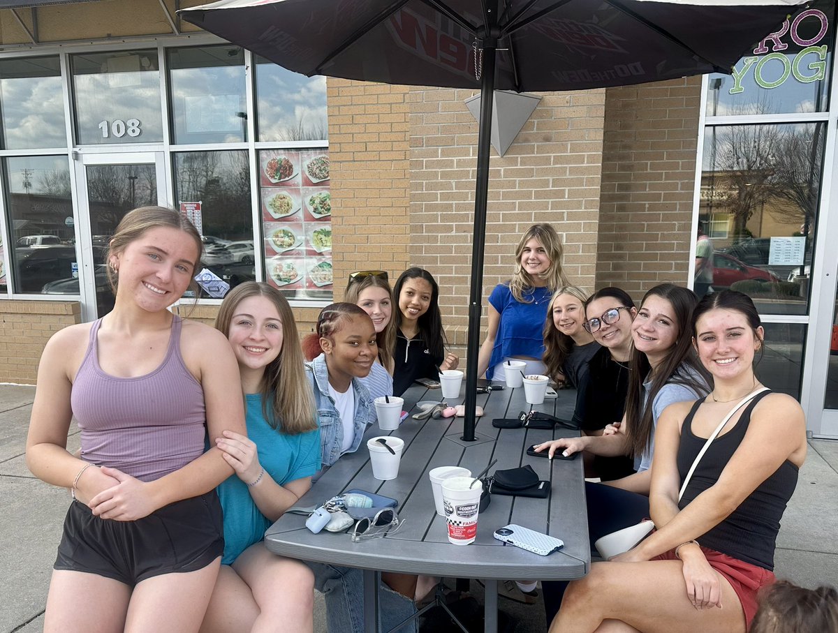 DubASoftball's tweet photo. Sunday, fun day ☀️ beautiful day for some froyo and friends 💙 https://t.co/b4lppMY3xL
