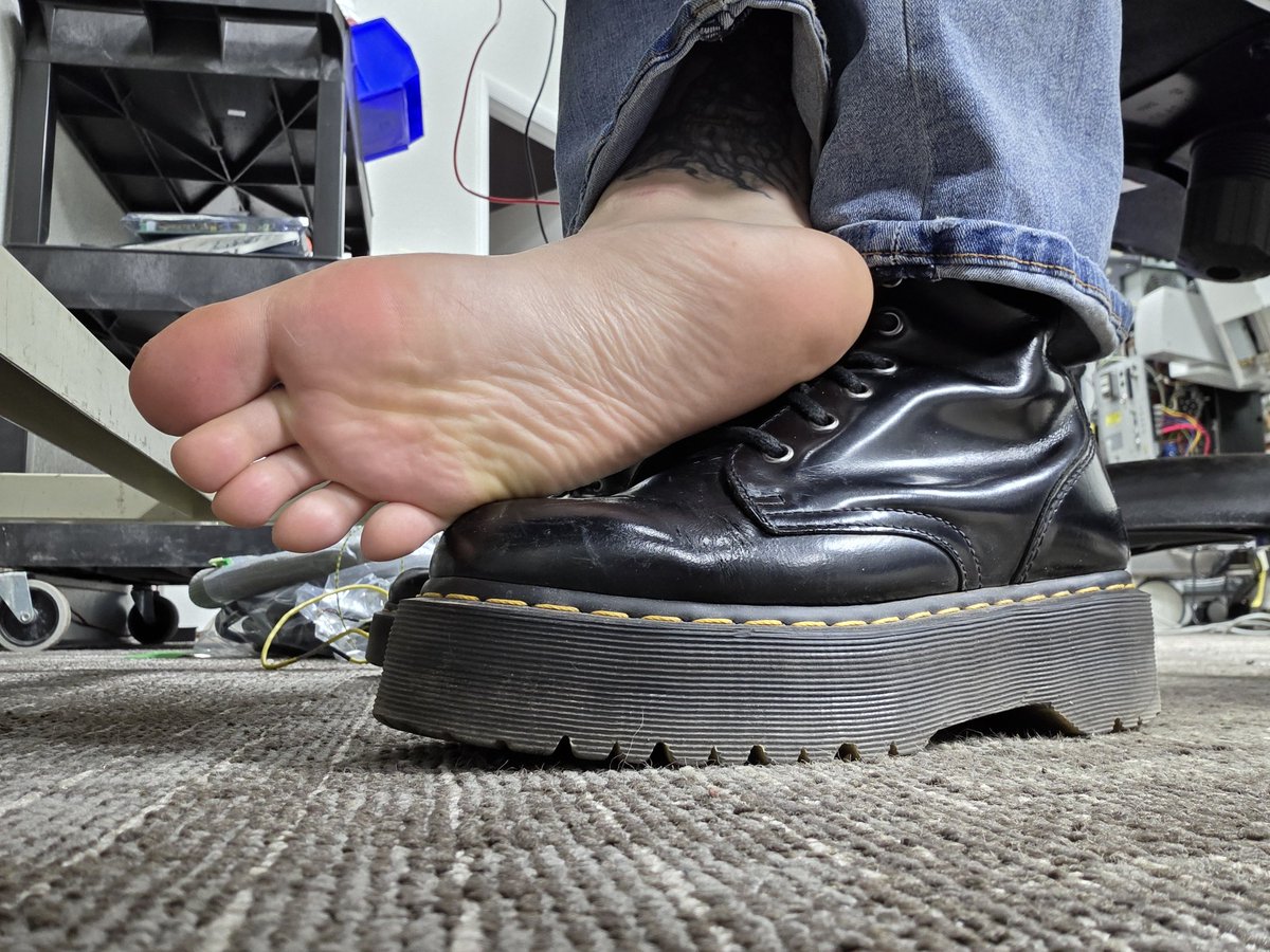 collarmydesires's tweet photo. Love being barefoot in my boots so they're extra stinky, can I press them against your face? 😈 https://t.co/yPYc84KOCb