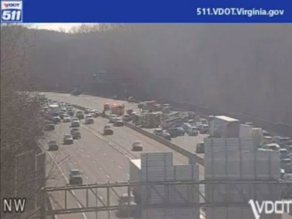 tparon's tweet image. 🚨🇺🇸#BREAKING | NEWS ⚠️
Active event, Virginia police and Annadale PD shoot a suspect at I-495 add Little River Turnpike who reportedly got into a car accident  and got out and stabbed at least 4 people major emergency, and police response they have the freeway closed at this