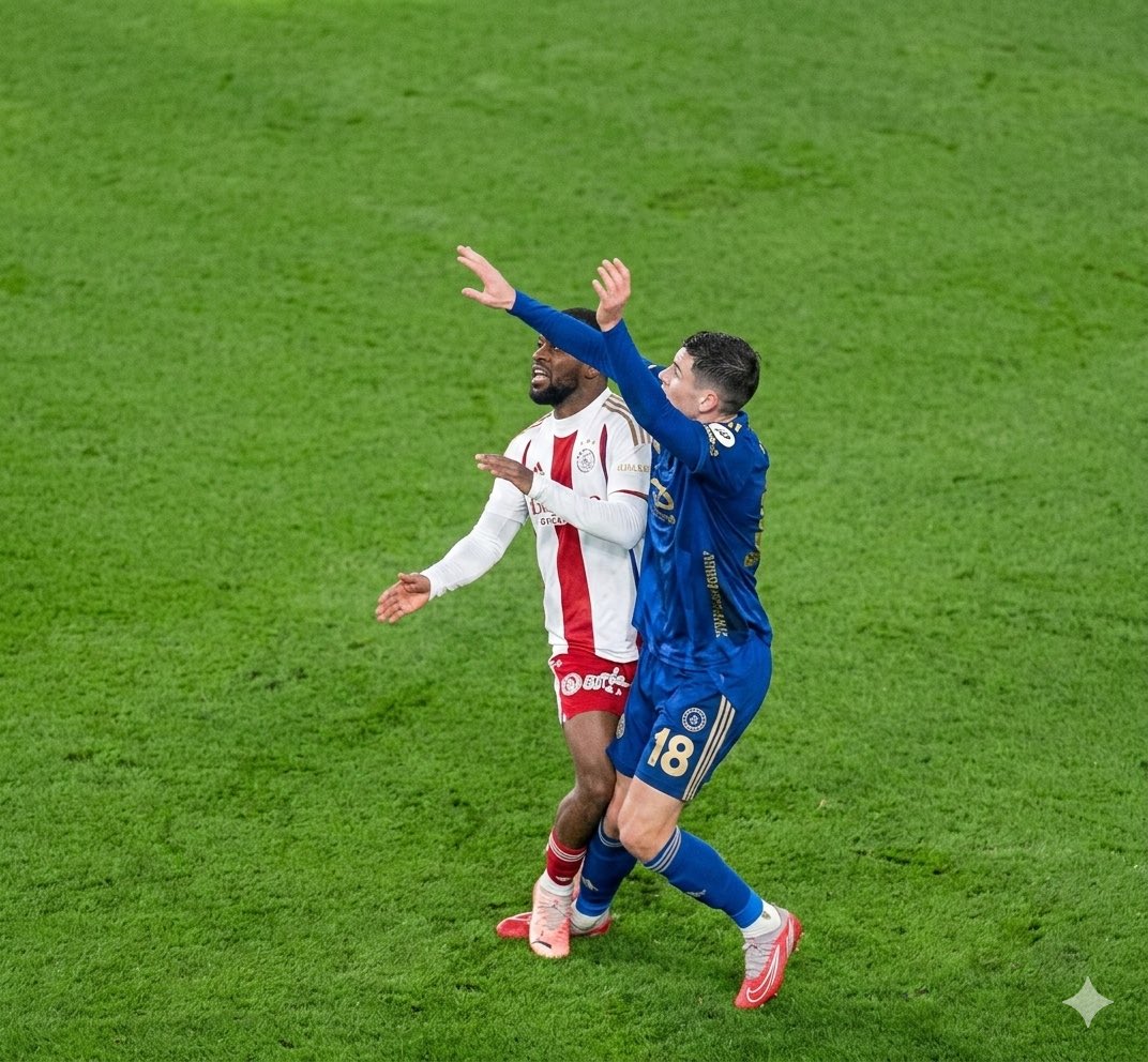 Fırat Aydınus: "Mert Müldür'ün yerde kaldığı pozisyonda Paal kafaya çıkmadan Mert’in sağ ayağına basıyor ve yükselmesine engel oluyor. Pozisyon penaltı.

VAR’daki Atilla Karaoğlan’ın neden çağırmadığını bilmiyorum. Juventus maçındaki oyuncu da topa bakıyordu ama kırmızıyı