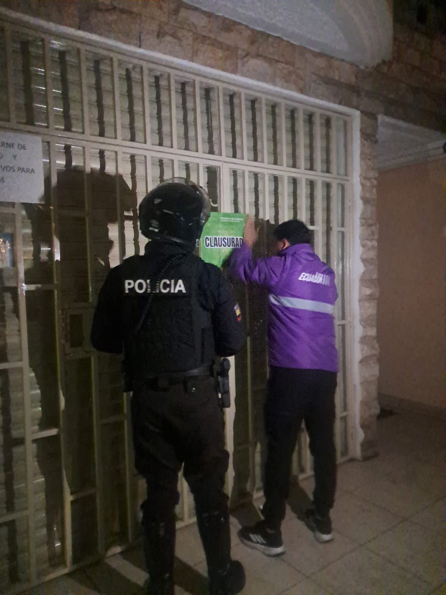 goberazuay's tweet image. 🚔 OPERATIVO DE CONTROL INTERINSTITUCIONAL

#Ricaurte || 2 establecimientos recibieron sello de clausura por permitir consumo de alcohol en locales no autorizados.

🚫Clausura 1: Calles Miguel Narea y Simón Bolívar

🚫Clausura 2: Calles Cordillera del Cóndor y Julia Bernal
