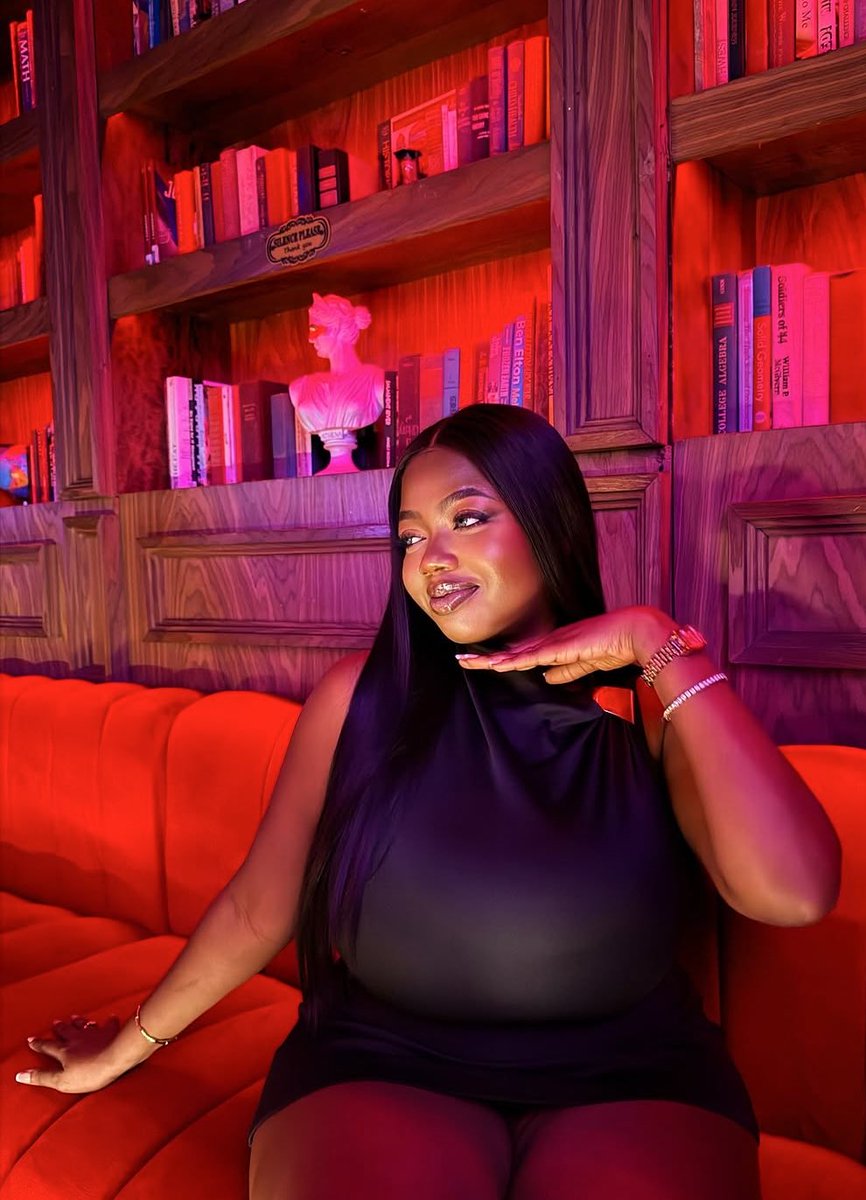 No caption can handle this glow… but love lately has entered the chat 😘
God’S Love has kept me going