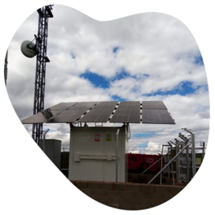 🔆📡 Paneles solares en telecomunicaciones: energía limpia que impulsa la conectividad.  
📊  
• Reducción de emisiones en 40%  
• Ahorro energético anual de 25–35%  
• Autonomía operativa en zonas remotas  
• Menor dependencia de generadores diésel  
#EtecsaConCuba
