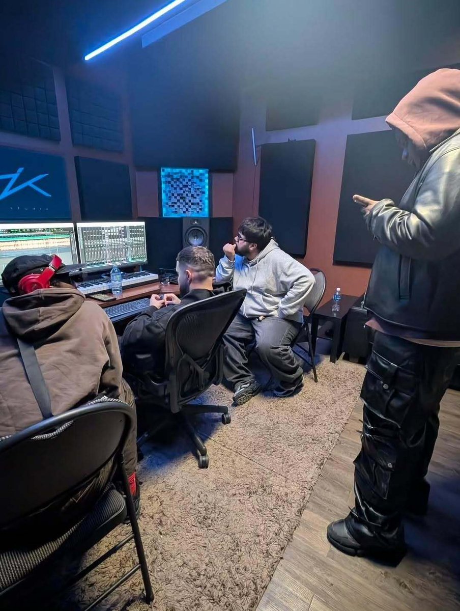 ustellaire's tweet photo. STUDIO https://t.co/68QTU04JuS