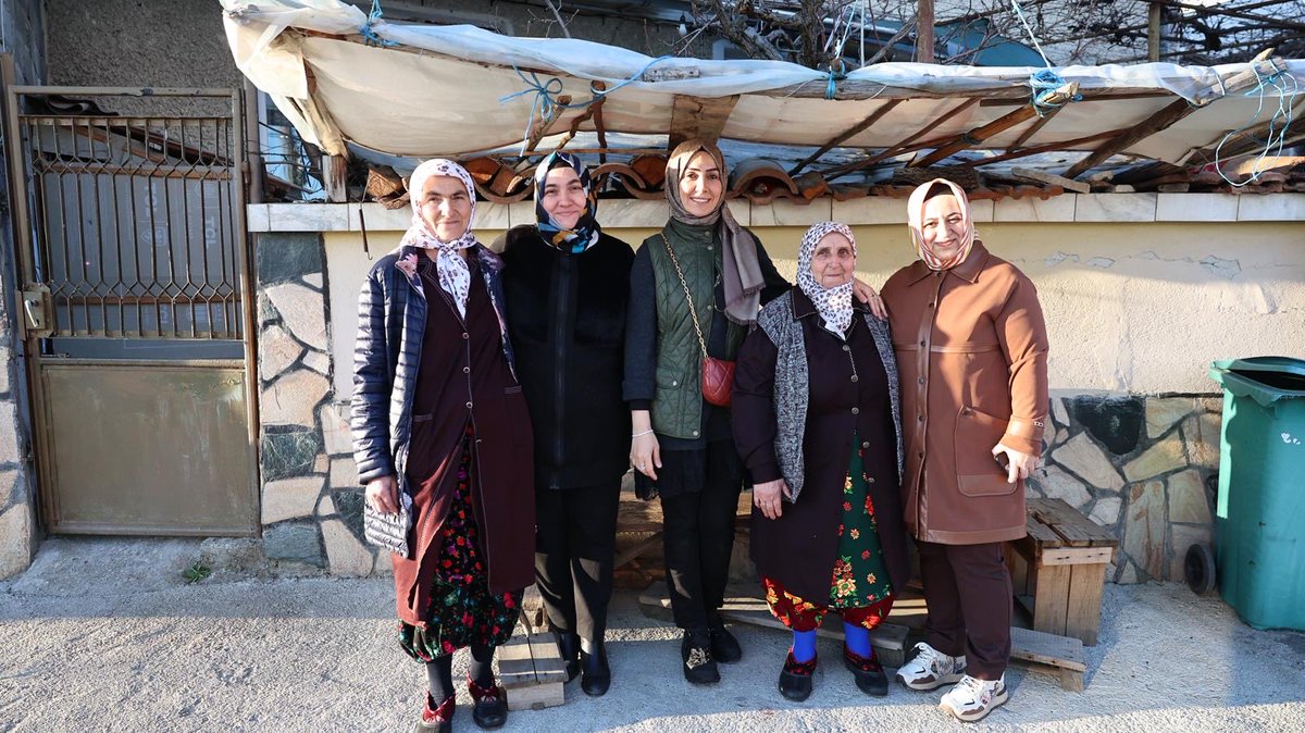 Bugün Evlad-ı Fatihan diyarında gönüllere dokunduk.

Büyüklerimizin ellerini öpüp dualarını aldık; yılların biriktirdiği hatıralara kulak verdik. 🤍

Medresemizi ziyaret ederek geleceğimizin teminatı olan evlatlarımızla buluştuk; Kur’an tilavetleriyle gönlümüz huzur buldu. 📖