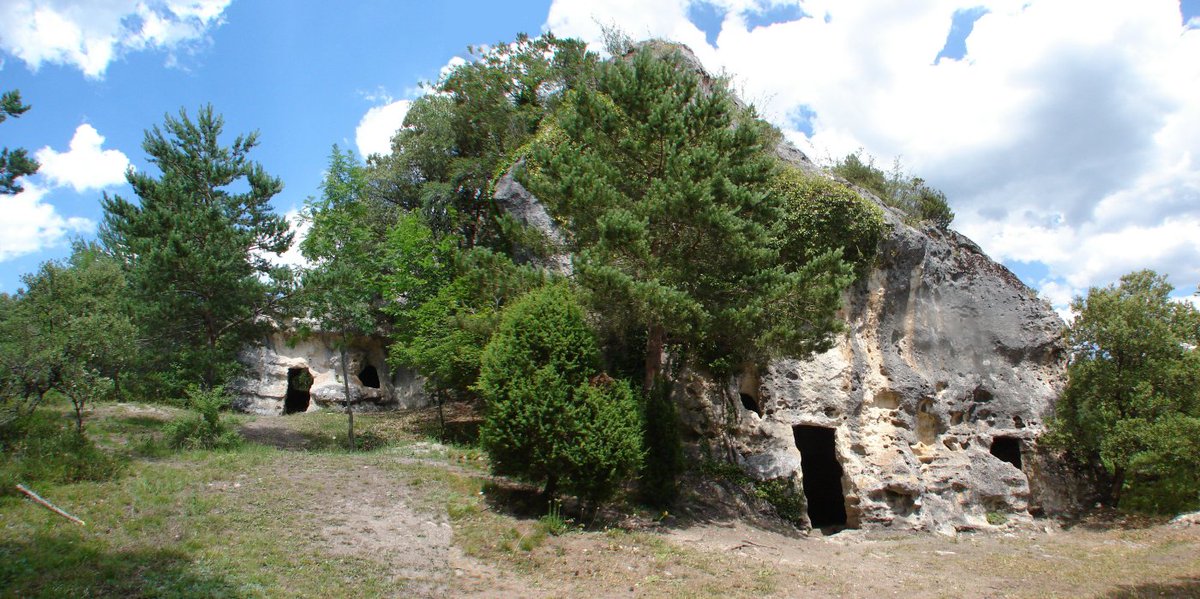 PatrimonioAlava's tweet photo. #Corro. Las cuevas #eremíticas de #CuevadelosMoros datan de los siglos V-VI. La #CuevadelosMorosI contiene tumbas en su interior. La #CuevadelosMorosII fue ermita de #SanJuan hasta el siglo XVIII. #Álava
Foto: https://t.co/v5plmRePPn https://t.co/HlQ4ch956z