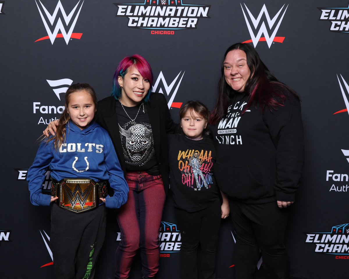 Helloheach's tweet photo. We met Je’von Evans, @tiffstrattonwwe and @WWEAsuka today!!! 🖤 https://t.co/aM8jBrkQ2d