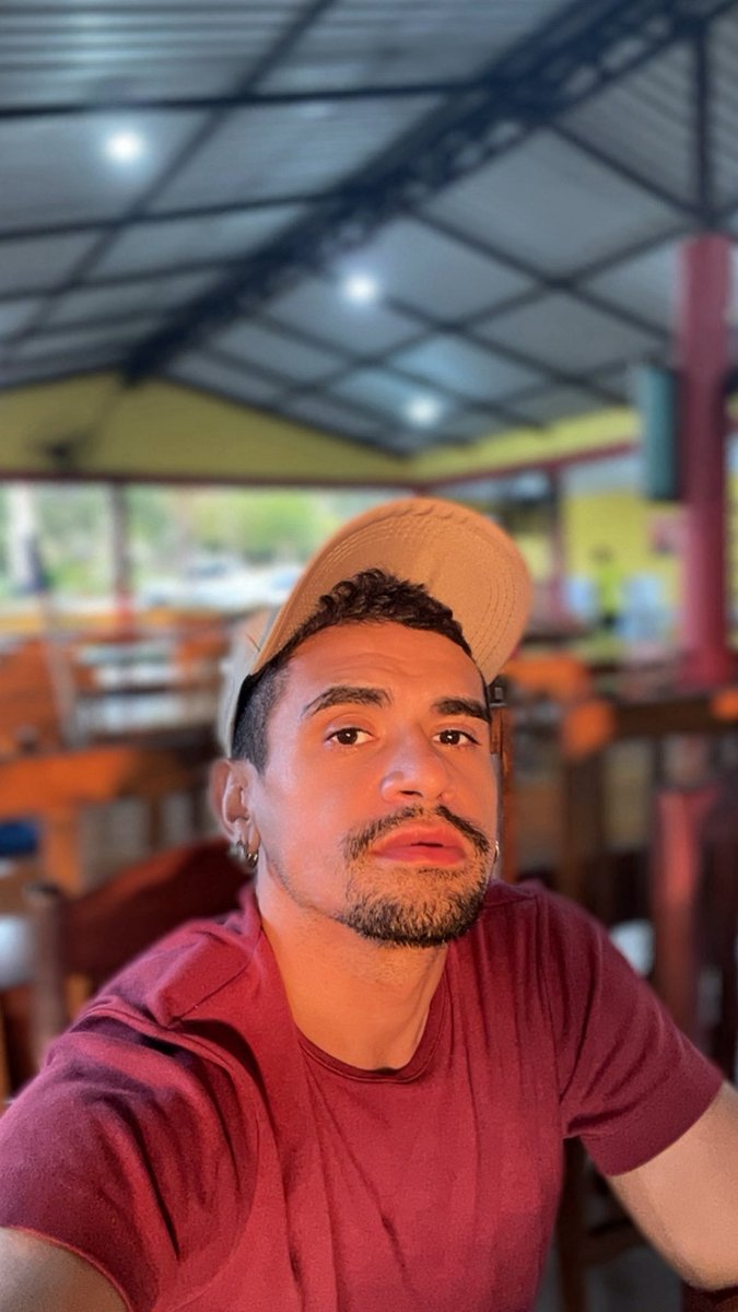 danielmanauara's tweet photo. todo dia, essa hora, agradeço. por poder sentir, perceber, viver
OS DIAS ESTÃO SE ESVAINDO. nós estamos passando

a vida escorre feito água

e eu sou oceano.
não tenho medo de desaguar. https://t.co/hhjyCCc8Yl
