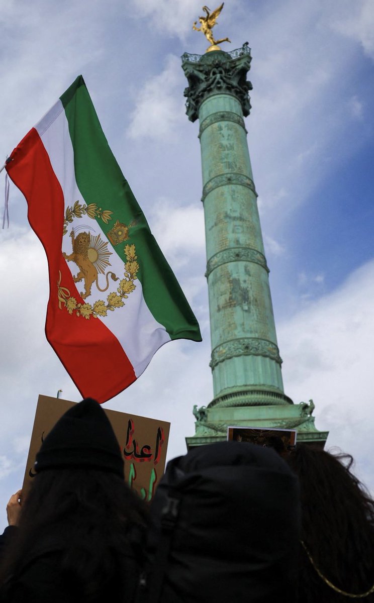 versaillescult's tweet photo. Le drapeau de la monarchie d’Iran sous le regard de la Colonne de Juillet, autrement dit la Monarchie de Juillet, érigée sous le règne du dernier roi des français Louis Philippe Ier (1830-1848).
#iran #colonnedejuillet #rezapahlavi #france #paris #louisphilippe1er #louisphilippe https://t.co/efCyjwr9P9